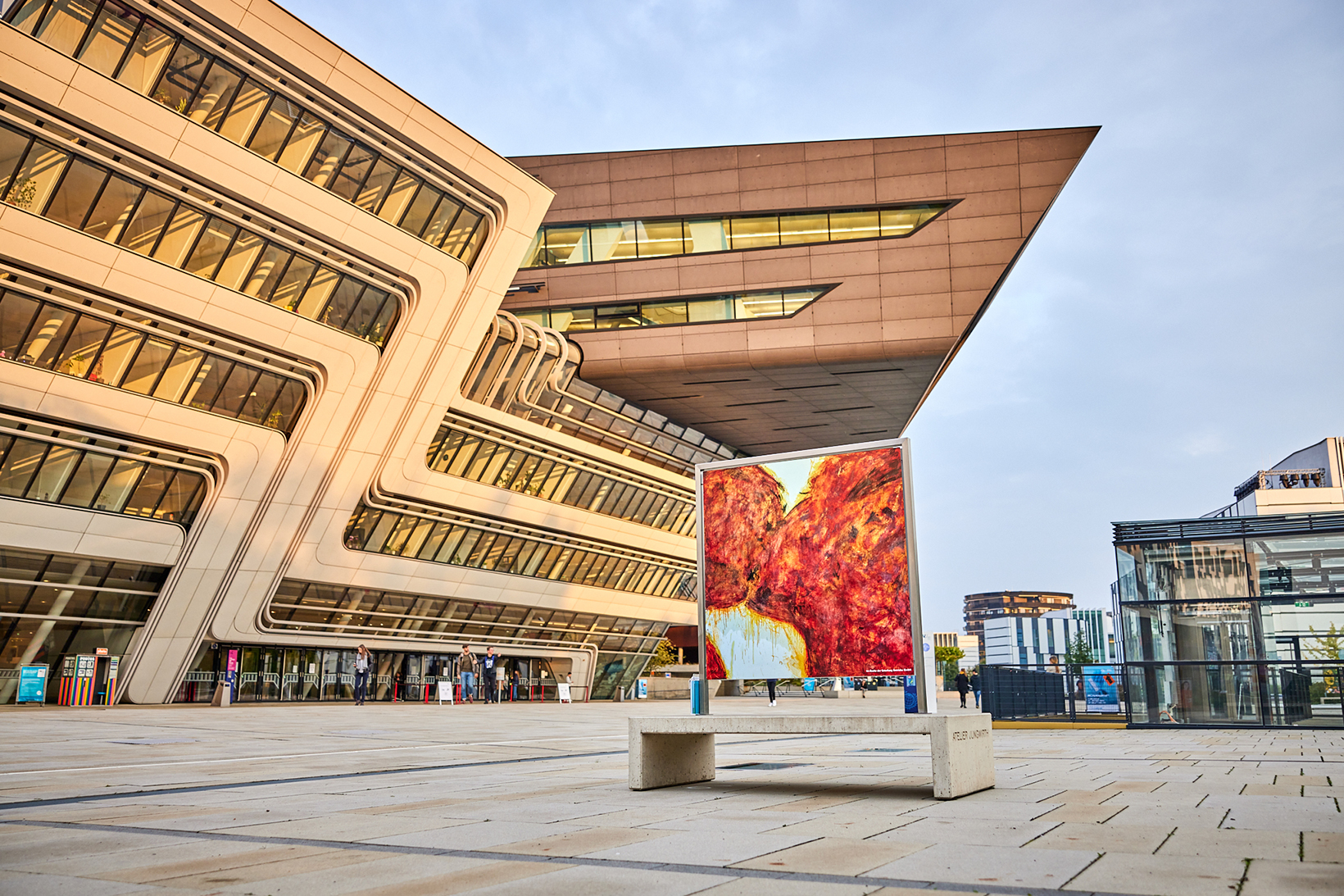 Campus WU, Gebäude LC im Vordergrund ein Gemälde von Birgit Sauer (c) Pascal Riesinger