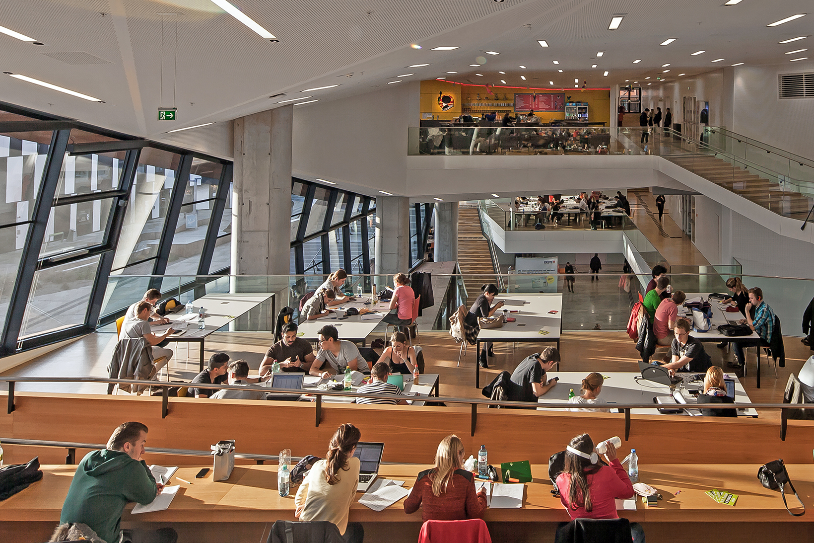 Studierende in der Lernzone im Gebäude TC, Campus WU (c) BOAnet