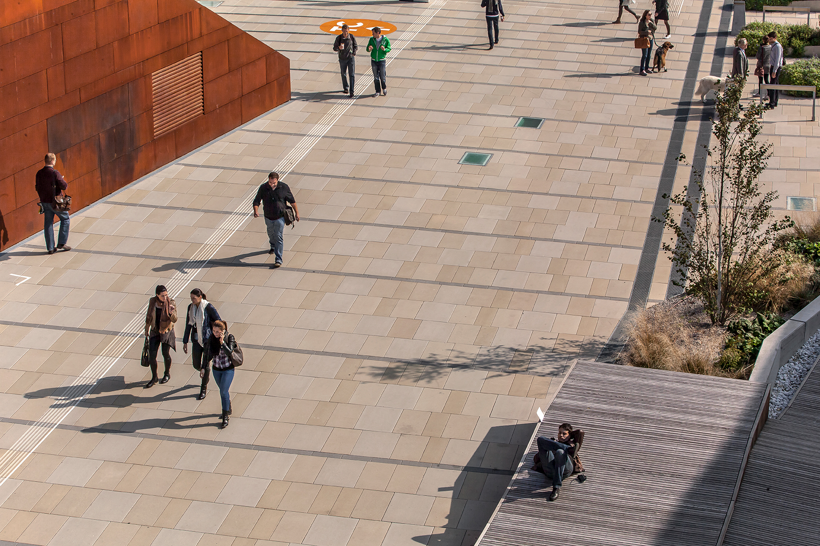 Menschen gehen auf dem Campus WU (c) BOAnet