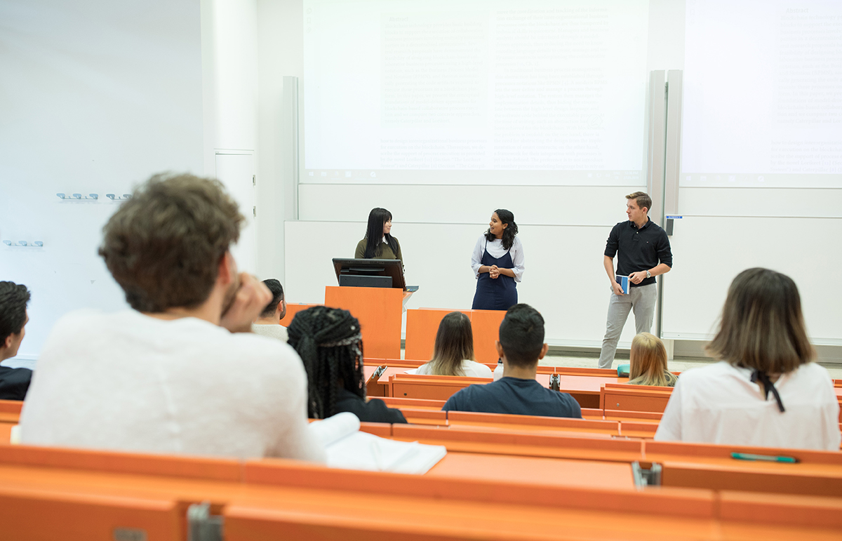 Studierende im Hörsaal bei einer Vorlesung, Campus WU (c) Raimo Rudi Rumpler