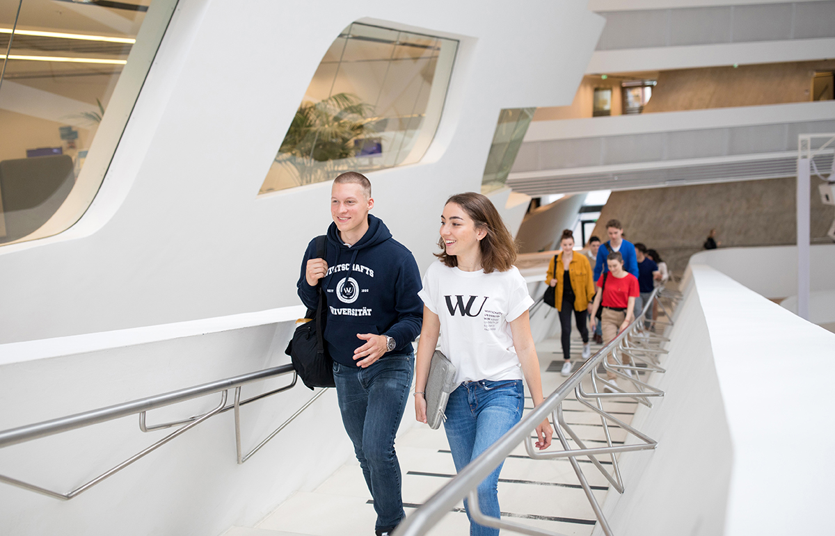 Studierende gehen im Gebäude LC die Treppe hinauf, Campus WU (c) Raimo Rudi Rumpler