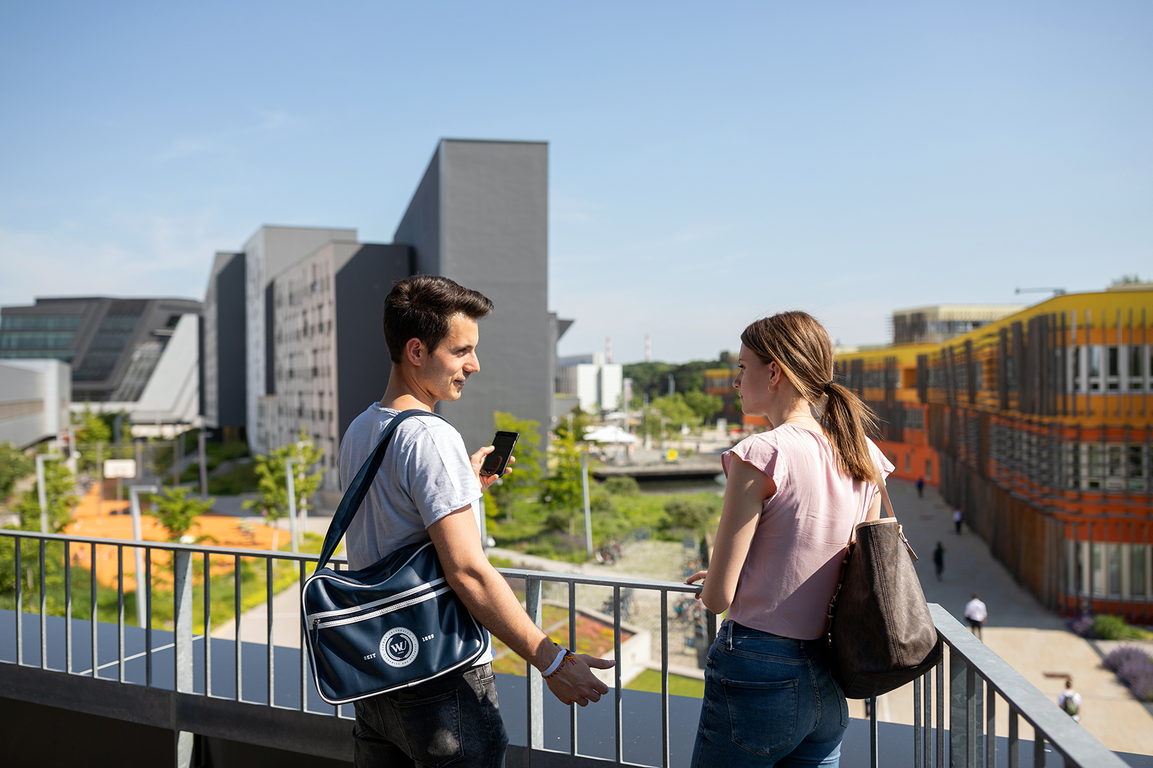 Studierende betrachten den Campus WU (c) Raimo Rudi Rumpler