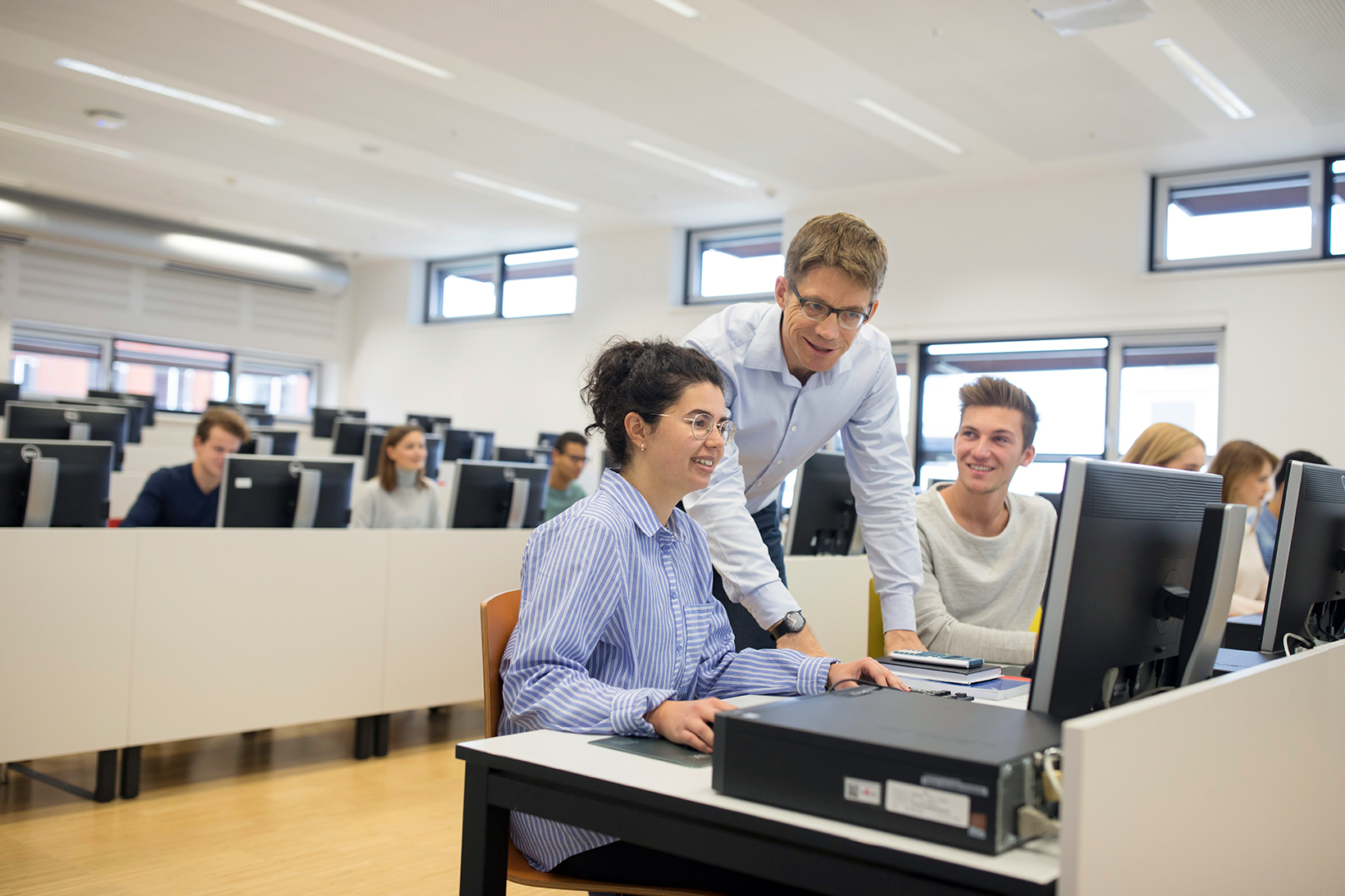 Studierende und Lehrender im PC-Raum