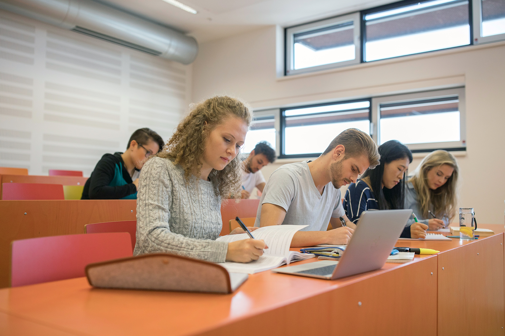 Studierende im Hörsaal (c) Raimo Rudi Rumpler