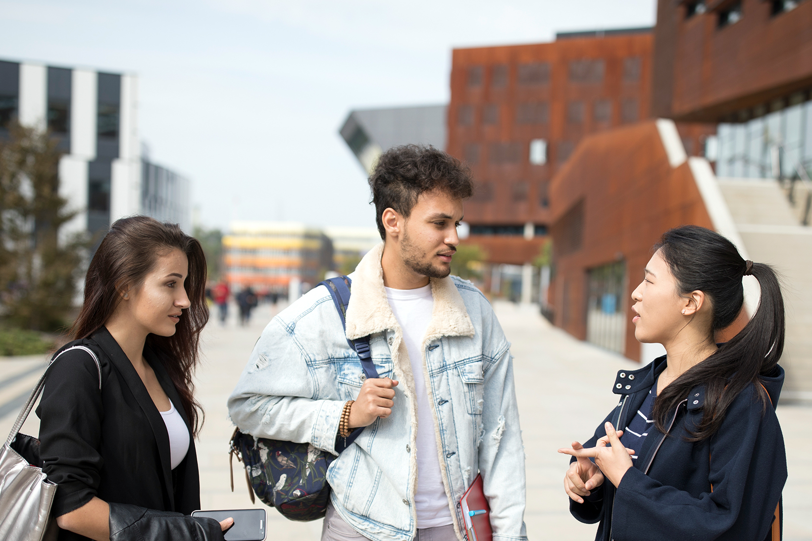 Studierende im Gespräch, Campus WU (c) Raimo Rudi Rumpler