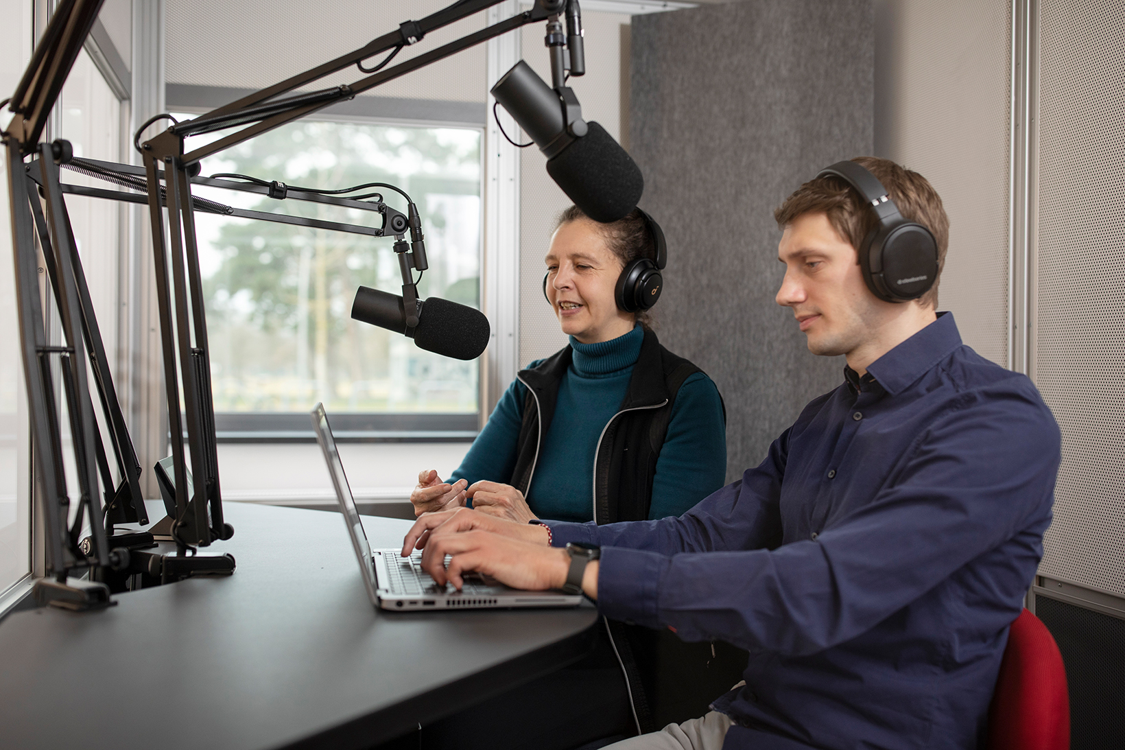 Frau und Mann im Podcaststudio (c) Raimo Rudi Rumpler