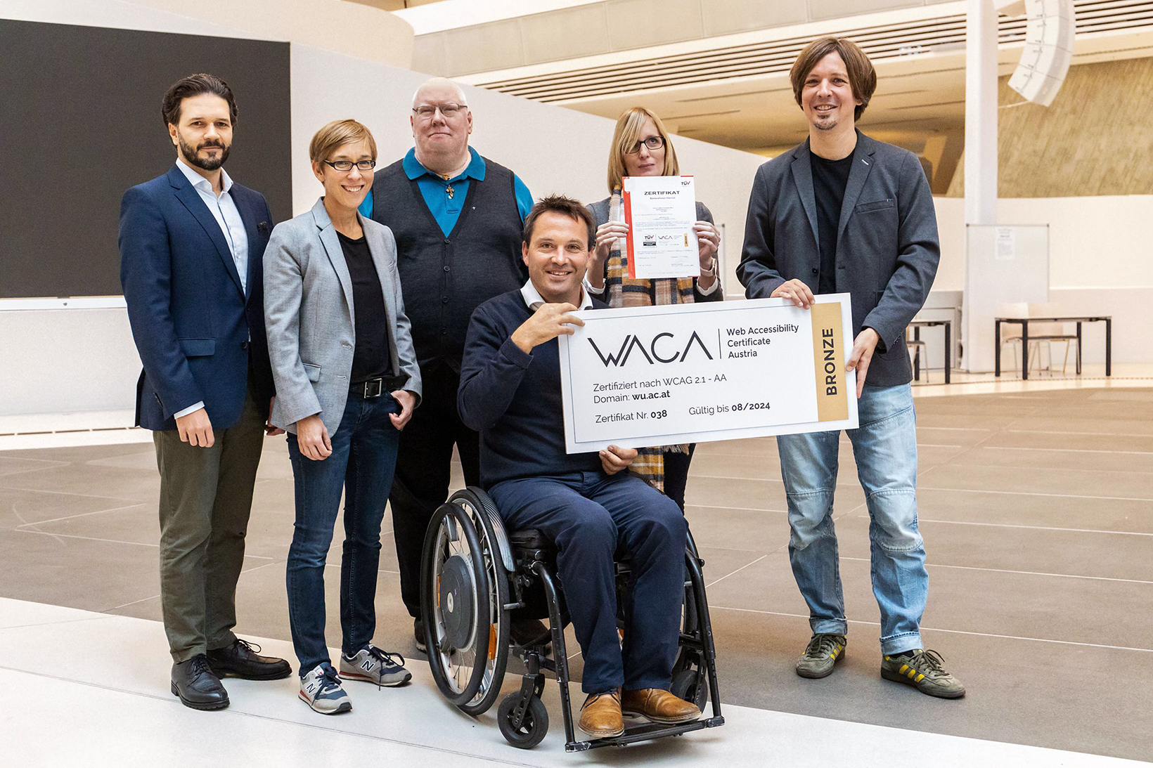 WACA Zertifikatsverleihung durch WACA Projektleiter W. Rosenberger (c) WU Wien