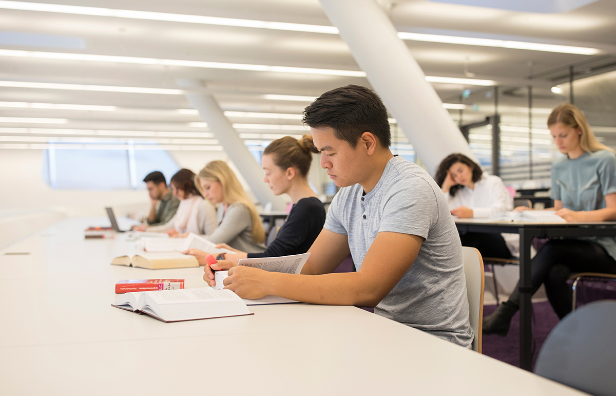 Studierende lernen in der Bibliothek, Gebäude LC, Campus WU (c) Raimo Rudi Rumpler