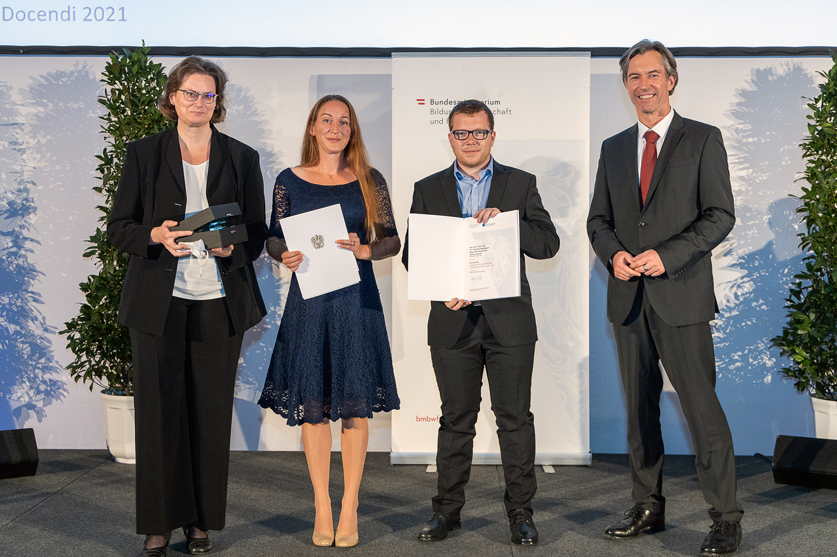 Verleihung des Staatspreises an Ass.-Prof. Dipl.-Ing. Dr. Michaela Nettekoven, Mag. Maria Krakovsky, Lukas Kowarsch (c) 